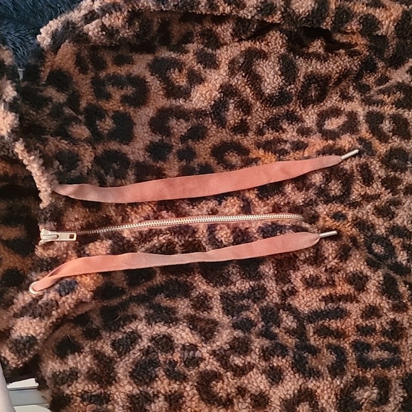 Sherpa leopard print 1/4 zip - Picture 3 of 3